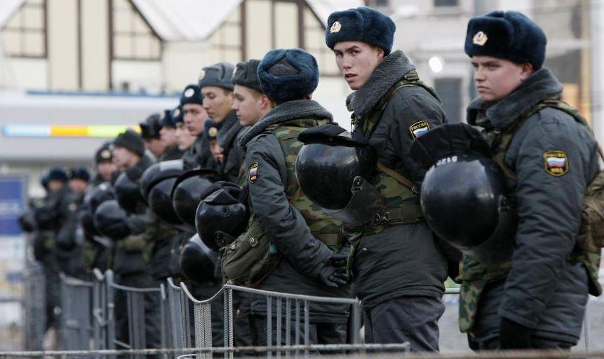 Sute de militanţi ai opoziţiei, reţinuţi la Moscova. Protestau faţă de neregulile de la alegerile legislative 120105