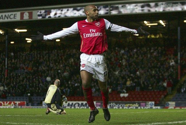 Thierry Henry, Tony Adams şi Herbert Chapman vor avea statui în faţa stadionului lui Arsenal