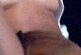 Cea mai iubită cântăreaţă, atingeri provocatoare, cu mâna în pantaloni. Desfrâu cu totul la vedere, surprins de aparate 120321