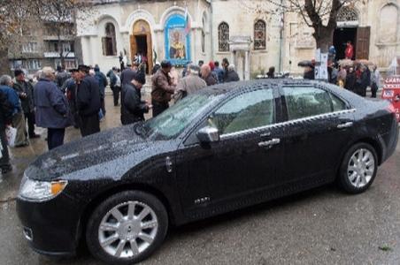 O limuzină luxoasă Lincoln MKZ Hybrid 2012 i-a adus demisia Episcopului de Varna  120305