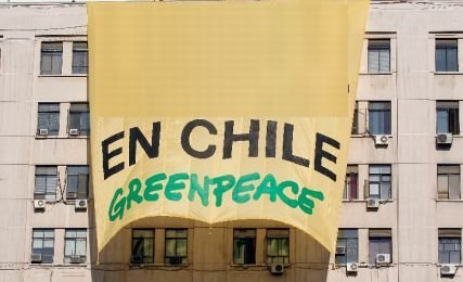 Protest Greenpeace: Militanţii s-au urcat pe un zgârie-nori şi au desfăşurat o lozincă uriaşă