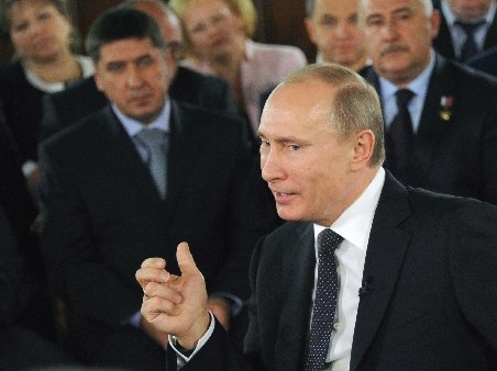 Vladimir Putin o acuză pe Hillary Clinton că a dat semnalul pentru protestele din Rusia