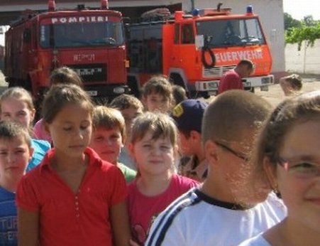 Eroi de ocazie! 7 elevi din două localităţi hunedorene merg la şcoală cu maşina de pompieri