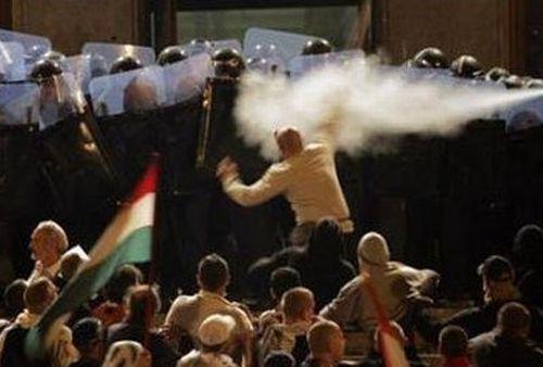 Români, printre primii la numărul de ore lucrate săptămânal. N-o să-ţi vină să crezi ce stat se află pe locul întâi! 120596