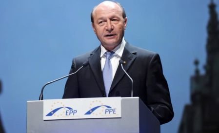 Traian Băsescu susţine o declaraţie de presă, la finalul summitului UE dedicat zonei euro