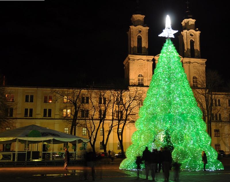 Un brad de Crăciun, realizat din 40.000 de sticle de plastic reciclate 120562