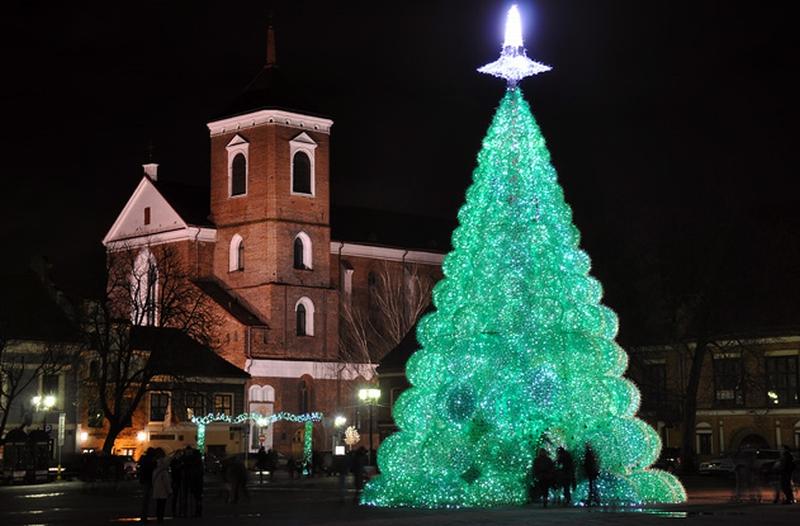 Un brad de Crăciun, realizat din 40.000 de sticle de plastic reciclate 120563