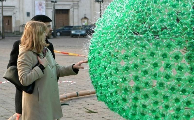 Un brad de Crăciun, realizat din 40.000 de sticle de plastic reciclate 120565