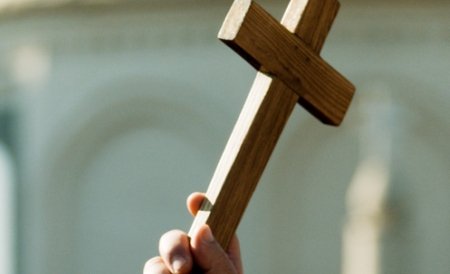 Pişcani: Un preot a fost alungat din biserică de către credincioşi