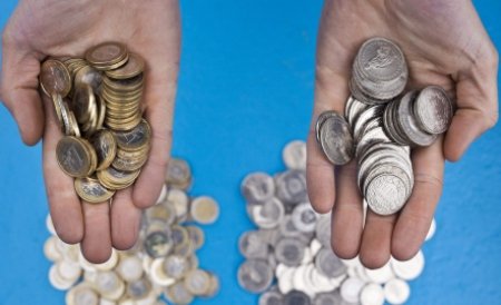 Românii învaţă să economisească înainte de a se împrumuta de la bănci