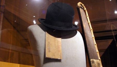 Pălăria neagră a lui Charlie Chaplin, vândută pentru aproximativ 20.000 dolari