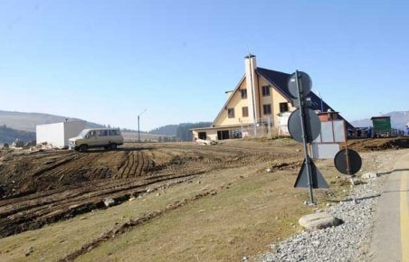 Udrea pune asfalt în Bucegi. Cum a încălcat România legislaţia UE şi nu a informat despre asfaltarea în rezervaţie