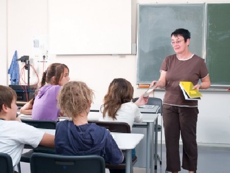 Profesoară din Constanţa, bătută de părinţii unui elev chiar în clasă, în timpul unei ore