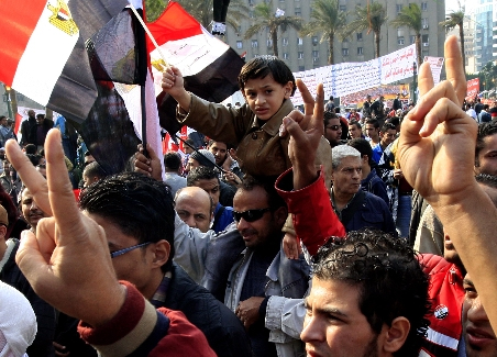 Noi ciocniri violente între protestatari şi forţele armate în Cairo. Trei persoane au fost ucise