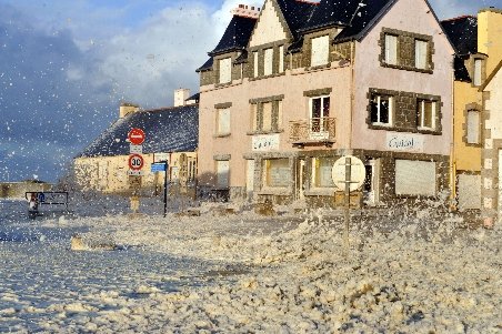 O furtună puternică a lăsat 400.000 de locuinţe fără electricitate în vestul Franţei