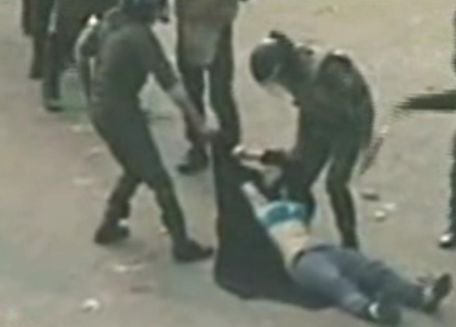 Imagini şocante. O tânără este bătută cu picioarele de forţele de ordine din Egipt