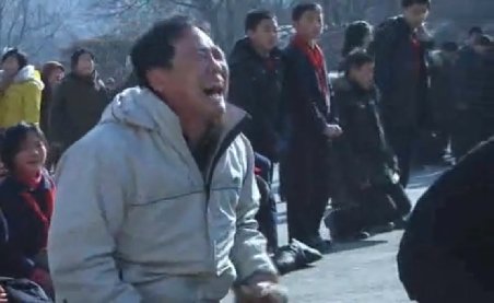 Doliu şi jale în masă în Coreea de Nord. Vezi cum îl plâng coreenii pe Kim Jong-il