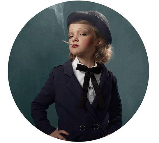 „Frumuseţea unui obicei urât”. Galerie foto ŞOCANTĂ! Când copiii imită gesturile adulţilor 122122