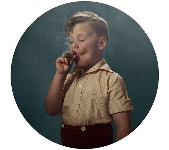 „Frumuseţea unui obicei urât”. Galerie foto ŞOCANTĂ! Când copiii imită gesturile adulţilor 122123