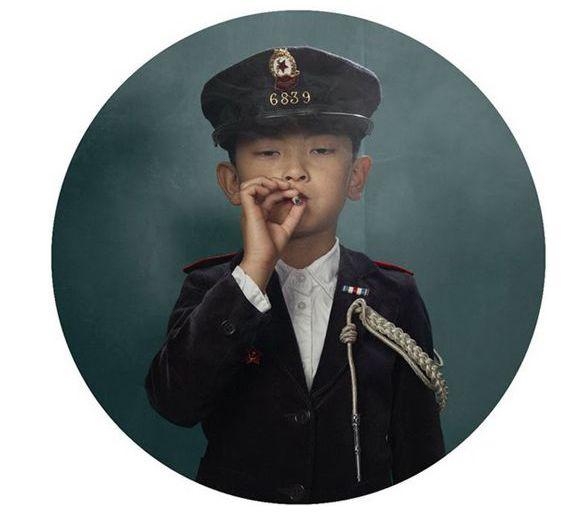 „Frumuseţea unui obicei urât”. Galerie foto ŞOCANTĂ! Când copiii imită gesturile adulţilor 122125