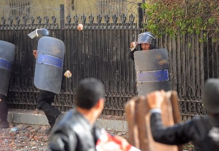 IMAGINI ŞOCANTE! Soldaţii egipteni au luat cu asalt piaţa Tahrir şi au deschis focul asupra protestatarilor