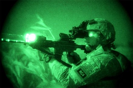 În ciuda protestelor preşedintelui, NATO anunţă că va continua raidurile nocturne în Afganistan