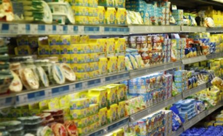 Studiu: 72,2 % dintre români au redus consumul sau au cumpărat produse mai ieftine