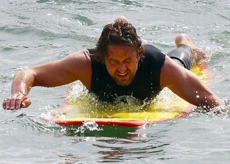 Actorul Gerard Butler, salvat de la înec după un accident de surfing în timpul unor filmări