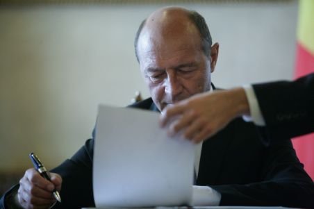 Băsescu a promulgat bugetul de stat şi bugetul asigurărilor sociale de stat pe 2012
