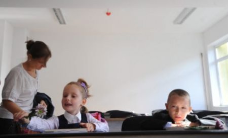 Copiii de la o grădiniţă din Vrancea învaţă pe holul şcolii. Tavanul clasei stă să se prăbuşească