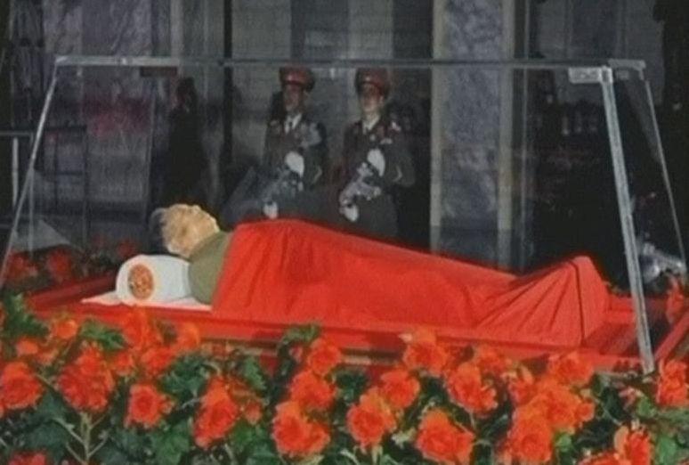 Imagini cu trupul neînsufleţit al lui Kim Jong-Il difuzate de televiziunea nord-coreeană 122420