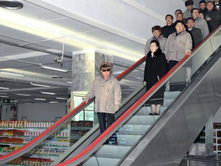 Imagini de la ULTIMA apariţie publică a lui Kim Jong-Il. Dictatorul, fotografiat în primul supermarket din Coreea de Nord 122340