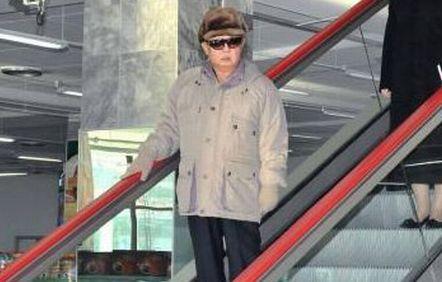 Imagini de la ULTIMA apariţie publică a lui Kim Jong-Il. Dictatorul, fotografiat în primul supermarket din Coreea de Nord 122342