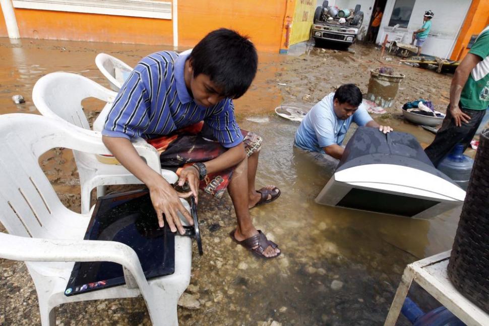 IMAGINI ȘOCANTE. Aproape o mie de morți în urma furtunii tropicale din Filipine 122372