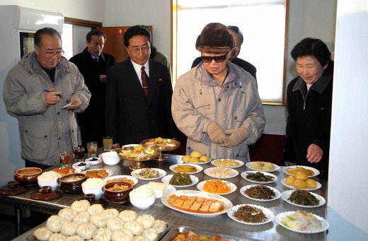 Îşi ţinea poporul în mizerie, dar îşi hrănea câinii cu mâncăruri scumpe. Vezi anomaliile din viaţa lui Kim Jong-il