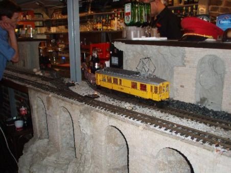 Trenuleţul livrează comanda în restaurantul „Depoul“ din Praga