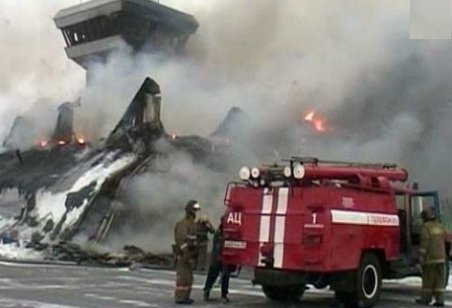 Turnul de control al unui aeroport din Rusia s-a făcut scrum. Pompierii au reuşit să salveze un angajat