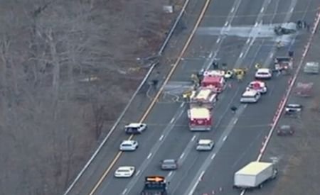 Cinci persoane, inclusiv doi copii, au murit după prăbuşirea unui avion pe o autostradă din SUA