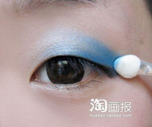 Nu-ţi va veni să crezi că este aceeaşi persoană. Vezi cum arată ÎNAINTE de machiaj 122627