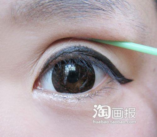 Nu-ţi va veni să crezi că este aceeaşi persoană. Vezi cum arată ÎNAINTE de machiaj 122628