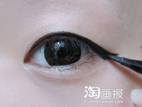 Nu-ţi va veni să crezi că este aceeaşi persoană. Vezi cum arată ÎNAINTE de machiaj 122629