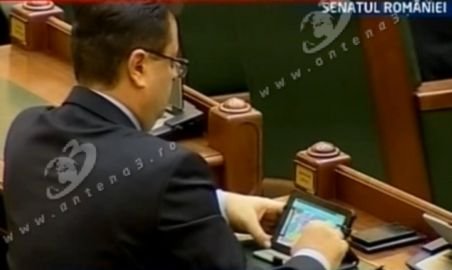 Senatorul PDL Marius Necula a dat în mintea copiilor sau se plictiseşte îngrozitor: Se joacă pe tabletă în Parlament