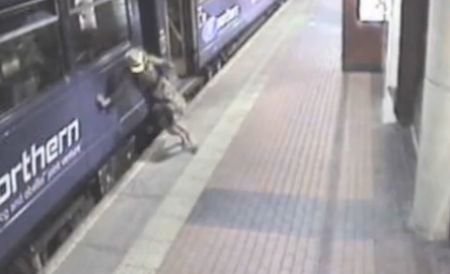IMAGINI ŞOCANTE! O britanică beată moartă cade în golul dintre peron şi tren