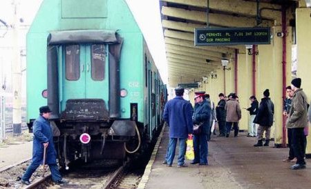 Întârzieri de aproape două ore pentru trenurile de pe ruta Ploieşti-Bucureşti, din cauza hoţilor de cabluri