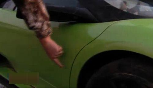 Prostie sau ghinion? A câştigat un Lamborghini şi apoi a intrat cu el într-un gard 122904