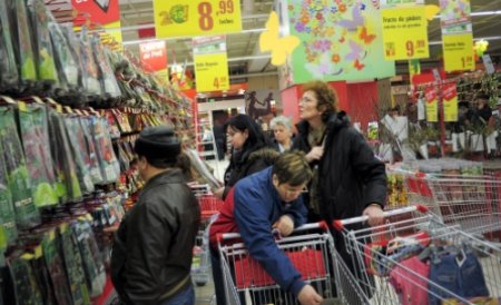 Românii, cuprinşi de febra cumpărăturilor de Crăciun. Magazinele vor sta deschise şi în Ajun
