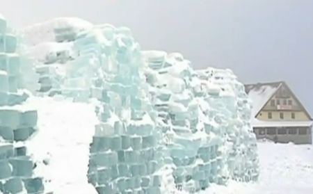Hotelul de gheaţă de la Bâlea, celebru în toată Europa. BBC a difuzat imagini din interiorul construcţiei