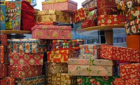 În Premieră: Cadouri pentru copiii ghetourilor din Cluj, trimise de elevi din Bucureşti 