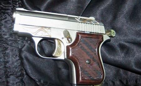 Timiş: Un bărbat a încercat să intre în ţară cu aproape o sută de arme de foc