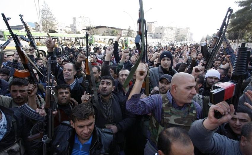 Manifestanţii pentru democraţie din Siria, atacaţi cu tunuri şi mitraliere. 37 de oameni au murit numai ieri